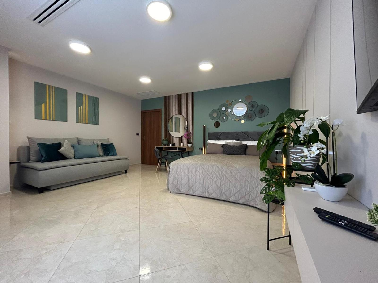 Leo Free Parking - President Palace * Bratislava