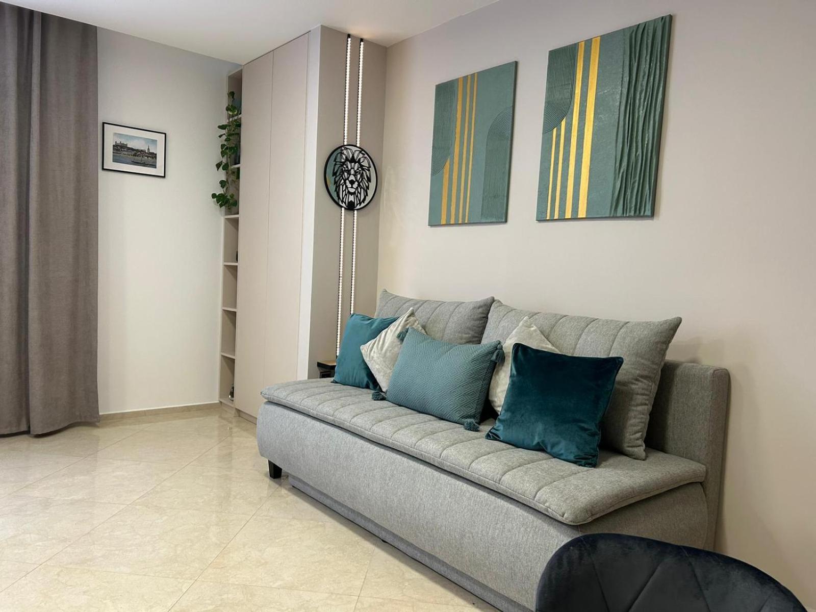 Leo Free Parking - President Palace * Bratislava